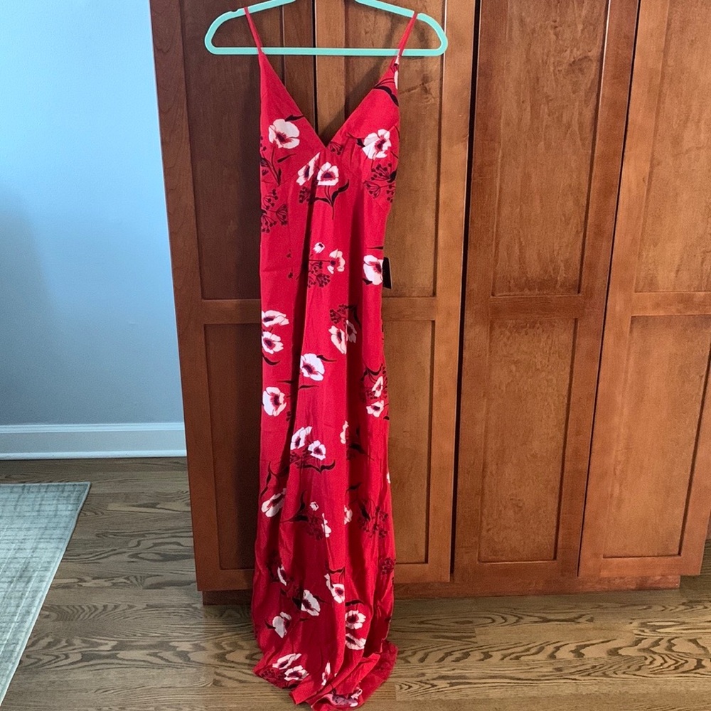 Lulu’s Never Worn New with Tags Red Maxi Dress! Slit on right leg. Size L